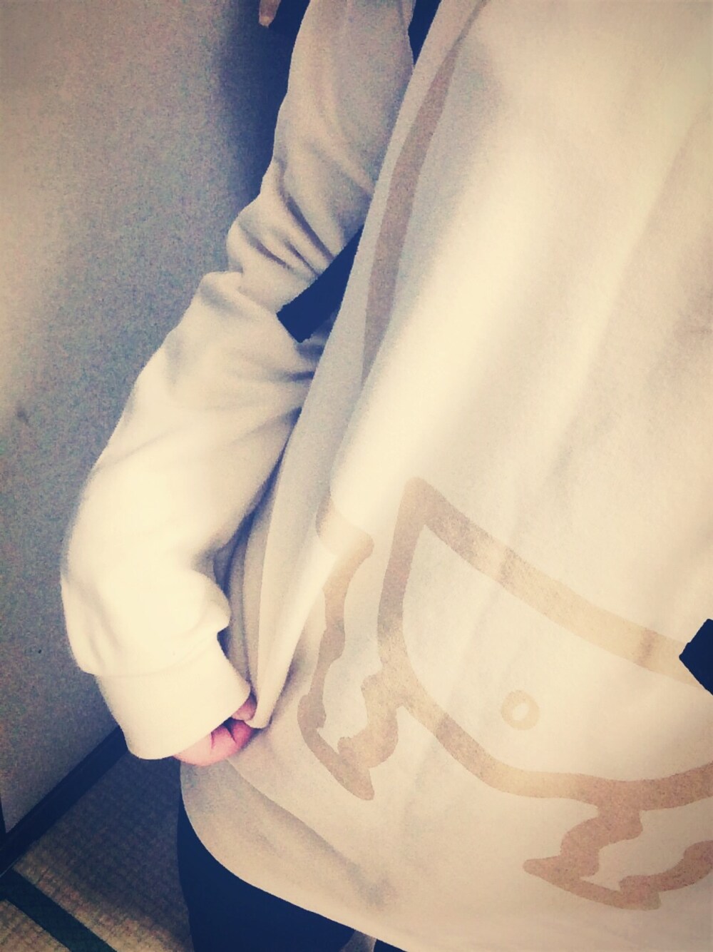 ベージュ系のスウェット、ゴールド系のバレッタ/ヘアクリップを着用したレディースの冬コーディネートの1枚目の写真