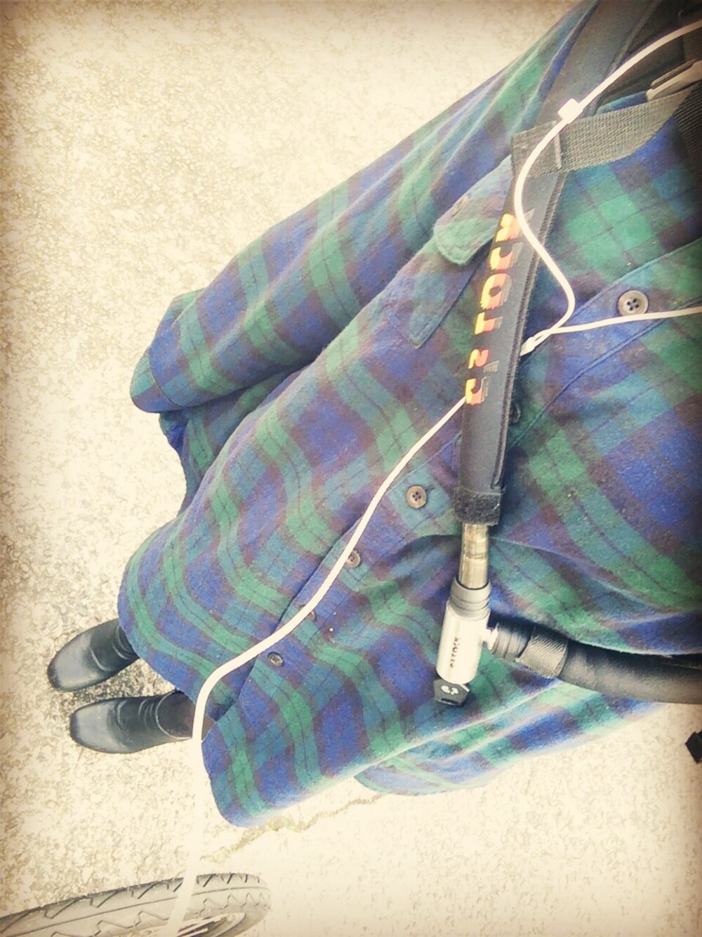 ブラック系のブーティ、ブラウン系のその他を着用したレディースの冬コーディネートの1枚目の写真