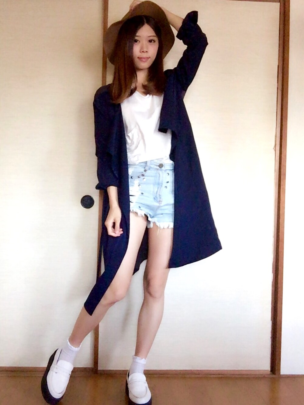 「ポーラーハット、秋コーデ、ハット、UNIQLO、デニムパンツ、シンプル、オトナカジュアル、カジュアル、ootd、デニム」｜「UNIQLOのアイテム（Tシャツ/カットソー、ホワイト系）」を使った、シュアンさん（レディース・160cm）の夏コーディネートの1枚目の写真