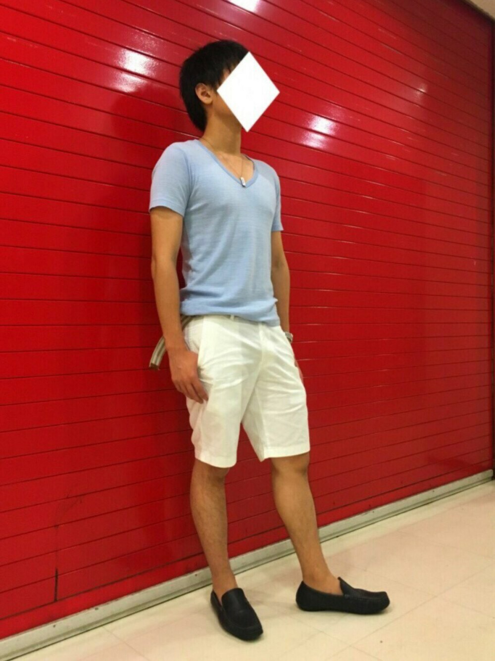 ブルー系のTシャツ/カットソー、ホワイト系のチノパンツ、シルバー系のネックレスを着用したメンズの夏コーディネートの1枚目の写真