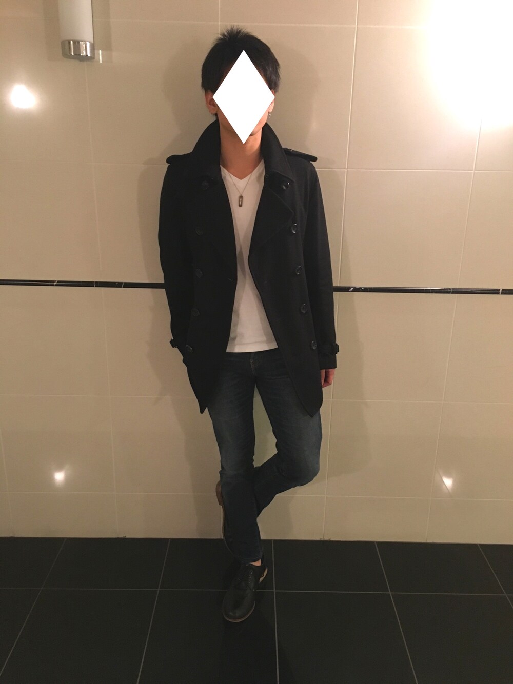 ブルー系のデニムパンツ、ブラック系のドレスシューズ、ホワイト系のTシャツ/カットソーを着用したメンズの冬コーディネートの1枚目の写真