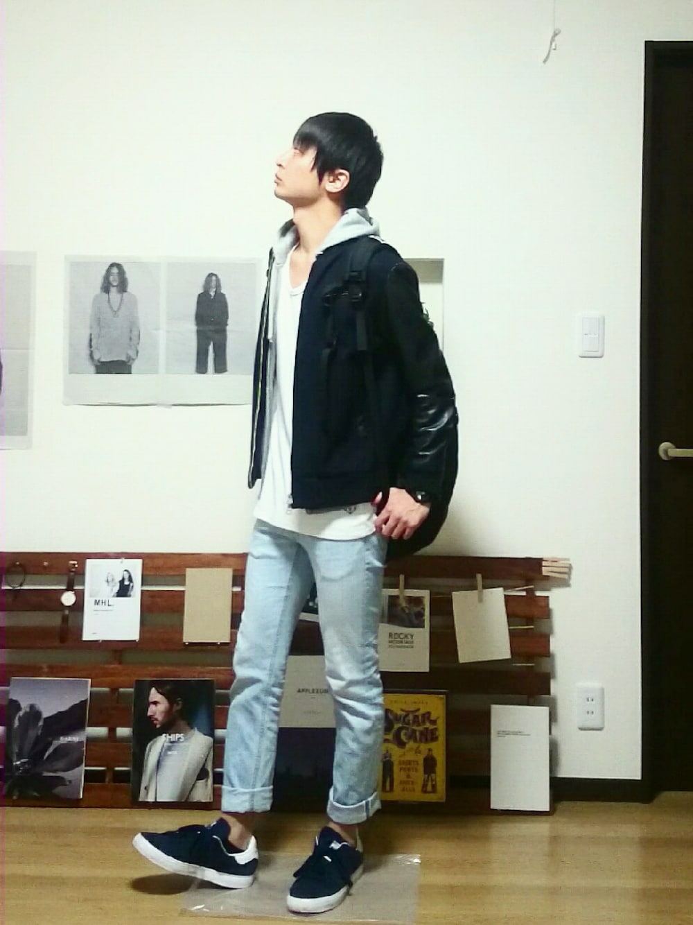 ブラック系のスタジャン、グレー系のパーカー、ホワイト系のTシャツ/カットソーを着用したメンズの秋コーディネートの1枚目の写真