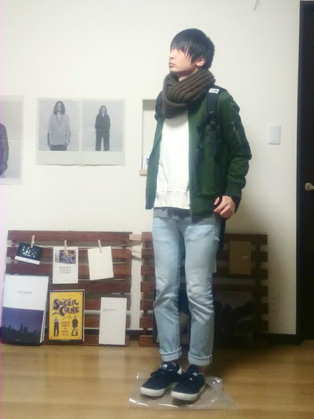 ホワイト系のスウェット、グリーン系のミリタリージャケット、グレー系のタンクトップを着用したメンズの冬コーディネートの1枚目の写真