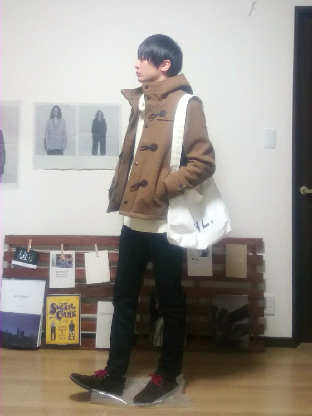 ブラウン系のその他シューズ、ブラウン系のピーコート、ホワイト系のニット/セーターを着用したメンズの冬コーディネートの1枚目の写真