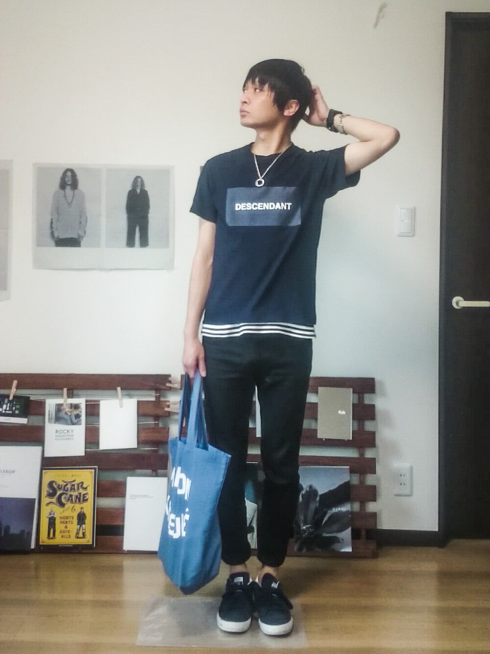 ブルー系のTシャツ/カットソー、ブラック系のデニムパンツ、ブルー系のトートバッグを着用したメンズの春コーディネートの1枚目の写真