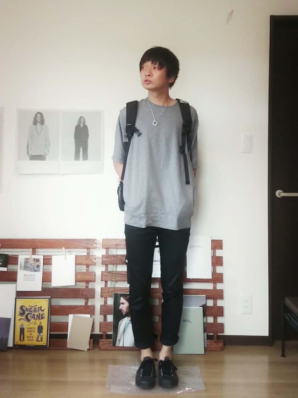 ブラック系のスニーカー、ブラック系のバックパック/リュック、グレー系のTシャツ/カットソーを着用したメンズの夏コーディネートの1枚目の写真