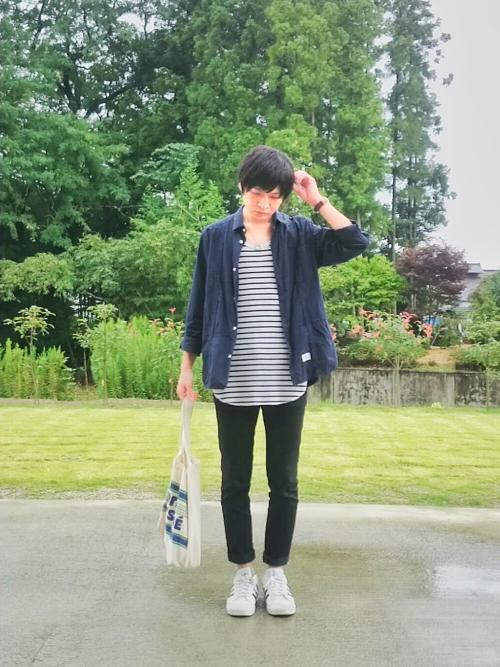 ブルー系のシャツ/ブラウス、ホワイト系のトートバッグ、ホワイト系のスニーカーを着用したメンズの秋コーディネートの1枚目の写真