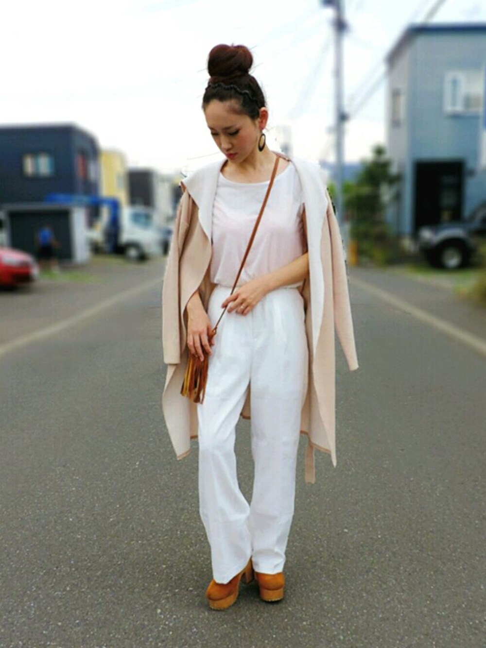 ベージュ系のカーディガン/ボレロ、ホワイト系のその他パンツ、ホワイト系のTシャツ/カットソーを着用したレディースの秋コーディネートの1枚目の写真