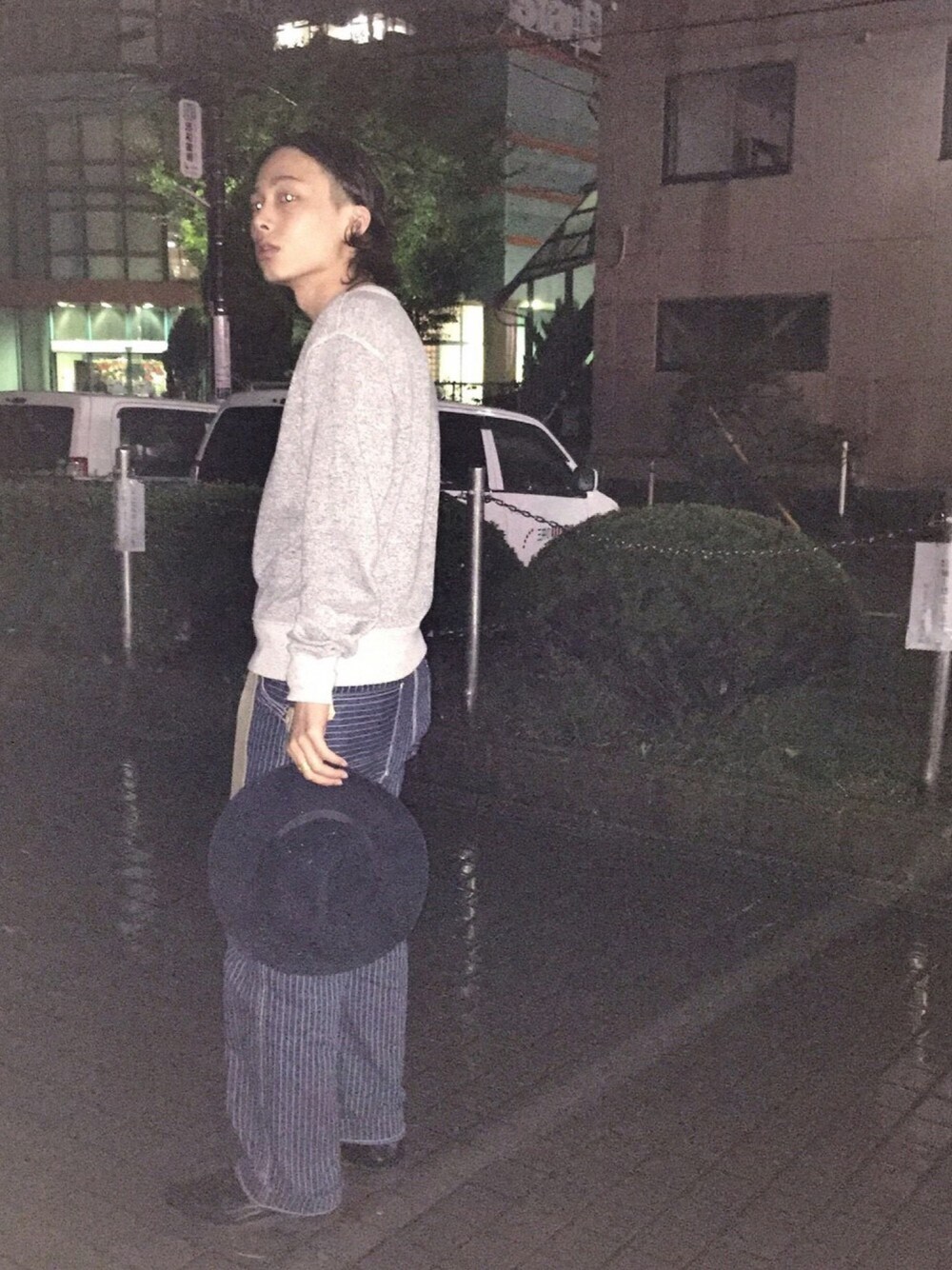 グレー系のスウェット、ブルー系のその他パンツ、ブラック系のブーツを着用したメンズの秋コーディネートの1枚目の写真