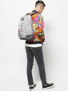 「アイテム（バックパック/リュック、グレー系）」を使った、JanSport Japanさん（メンズ・170cm）の秋コーディネート