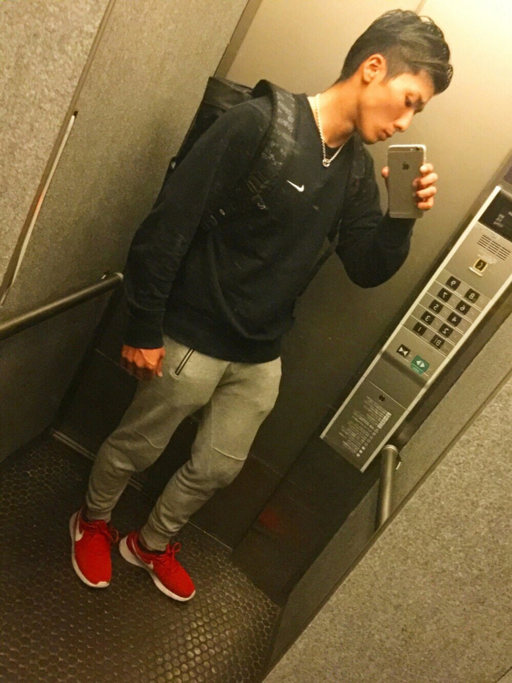 「スポーティー、NIKE、nikeshoes、GUCCI、gym、fitness」｜「NIKEのアイテム（パーカー、ブラック系）」を使った、kisskayさん（メンズ・175cm）の春コーディネートの1枚目の写真