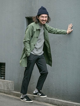 「カーキアウター」｜「アイテム（ステンカラーコート）」を使った、マスダユーアールさん（メンズ・178cm）の春コーディネート