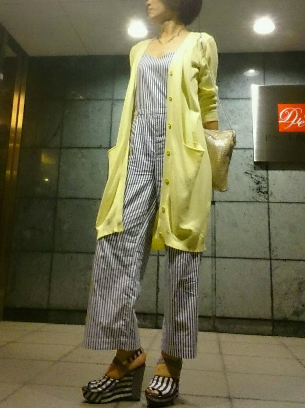「主婦コーデ、昼はラフ、サロペット、お仕事スタイル、ネイビー×イエロー」｜「NUMBER STANDARD DRWCYSのタイプライターストライプサロペット（サロペット/オーバーオール、ブラック系）」を使った、k-mamaさん（レディース・167cm）の夏コーディネートの1枚目の写真