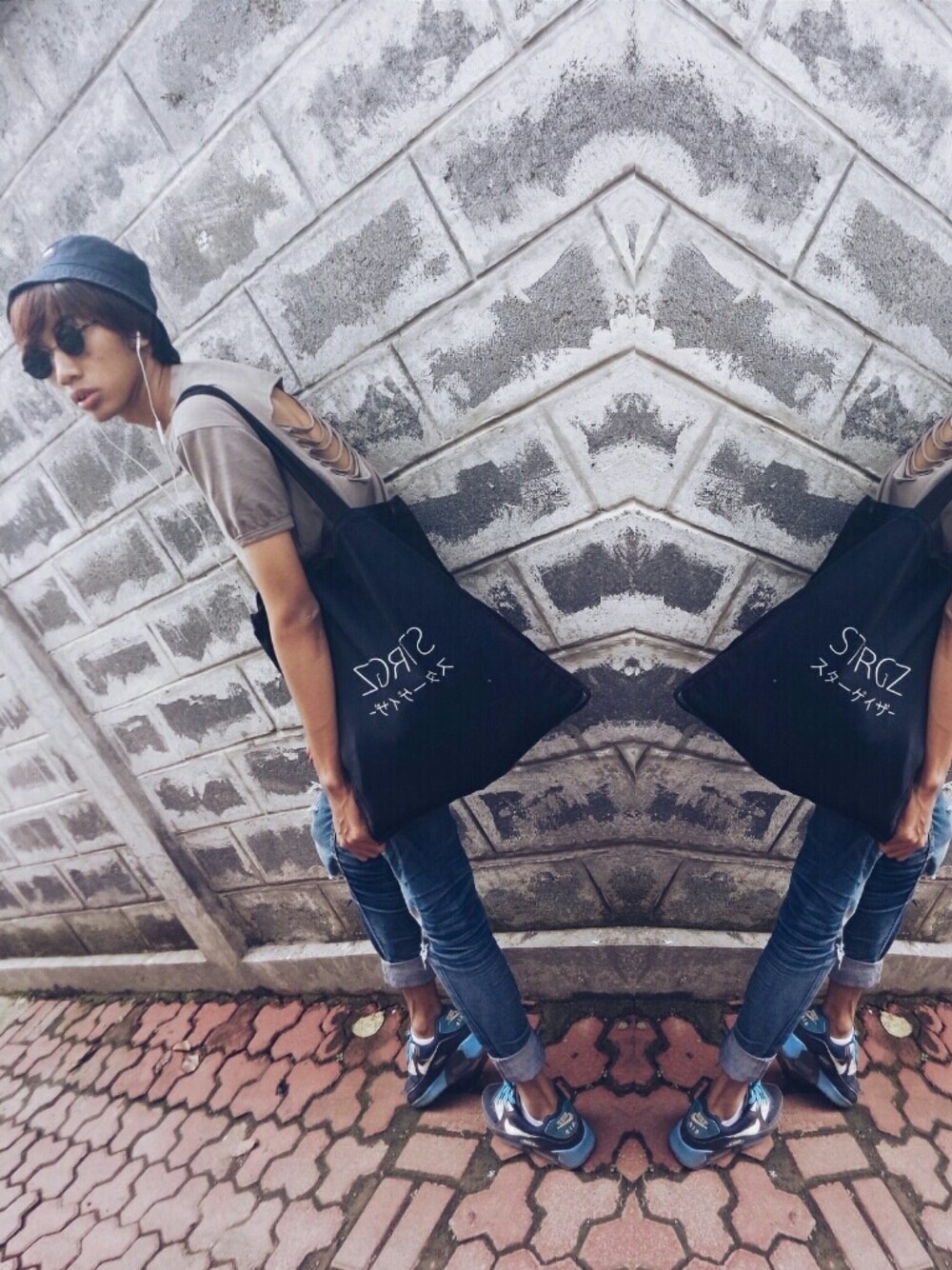 「cutout、jeans、Tote bag 、John lennon、BUCKET HAT」｜「NIKEのアイテム（スニーカー、ブルー系）」を使った、rizki mr.さん（メンズ・181cm）の冬コーディネートの1枚目の写真