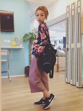 「フラワープリント」｜「アイテム（バックパック/リュック）」を使った、Kitty Mikakoさん（レディース・165cm）の冬コーディネート