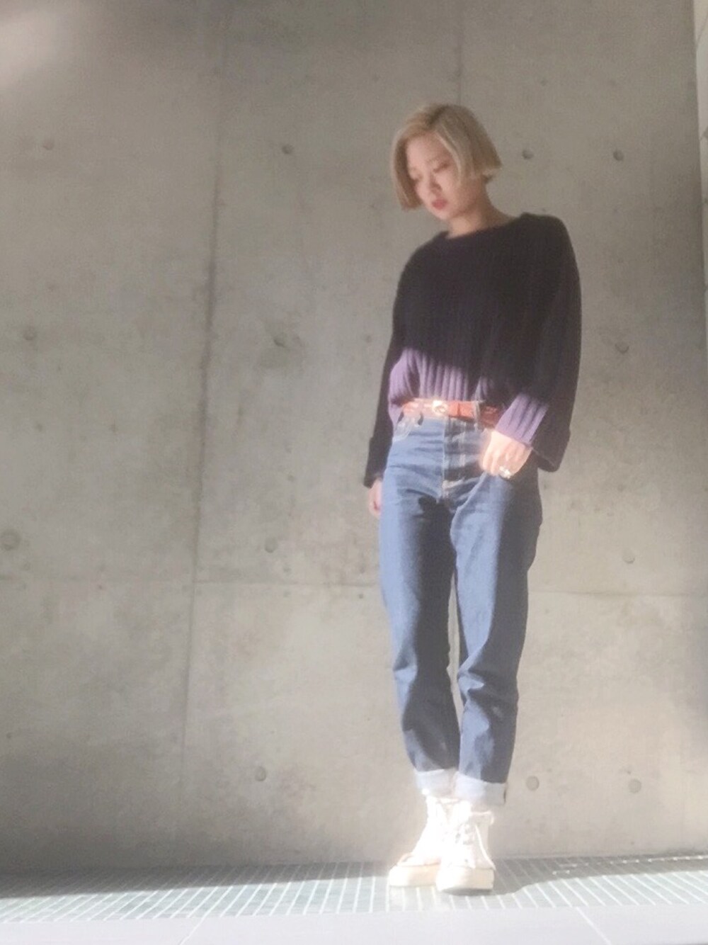 「ガールフレンドデニム、ワンウォッシュデニム、ワイドスリーブ、リブニット」｜「JEANASISのガールフレンドテーパードデニムパンツ/569775（デニムパンツ、ブルー系）」を使った、youさん（レディース・154cm）の秋コーディネートの1枚目の写真