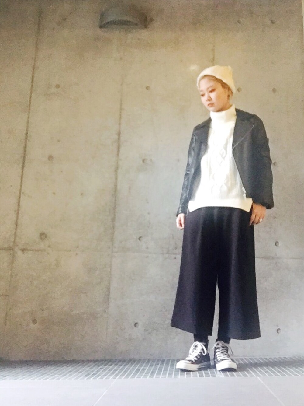 「ライダース、ケーブルニット、ワイドパンツ、ニットキャップ」｜「HAREのラムレザーＷライダース(HARE)（ライダースジャケット、ブラック系）」を使った、youさん（レディース・154cm）の冬コーディネートの1枚目の写真