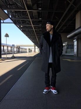 「ARTICLE NUMBERのアーティクルナンバーの限定ミドルカットスニーカーが入荷!目を引くブラックレッドホワイトの逸品。EVAという樹脂加工が施された特殊ソール。弾力性がありとても軽いのが特徴。足に吸い付くような極上の履き心地。2015年1月、世界同時発売。バーニーズニューヨークの限定カラーになります。細部までこだわったデザイナーの心を感じてください。（スニーカー、ホワイト系）」を使った、VIA SENATOさん（メンズ・170cm）の冬コーディネート