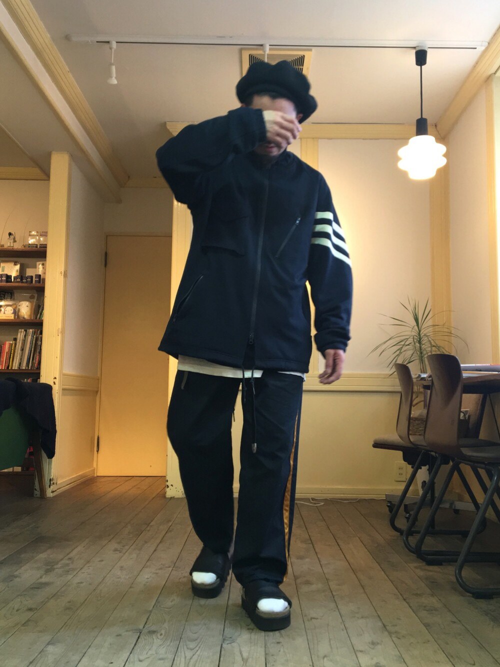 「zozoフリマ」｜「Y-3のM CHEVRON JACKET（パーカー、ブルー系）」を使った、minamigawaさん（メンズ・170cm）の春コーディネートの1枚目の写真