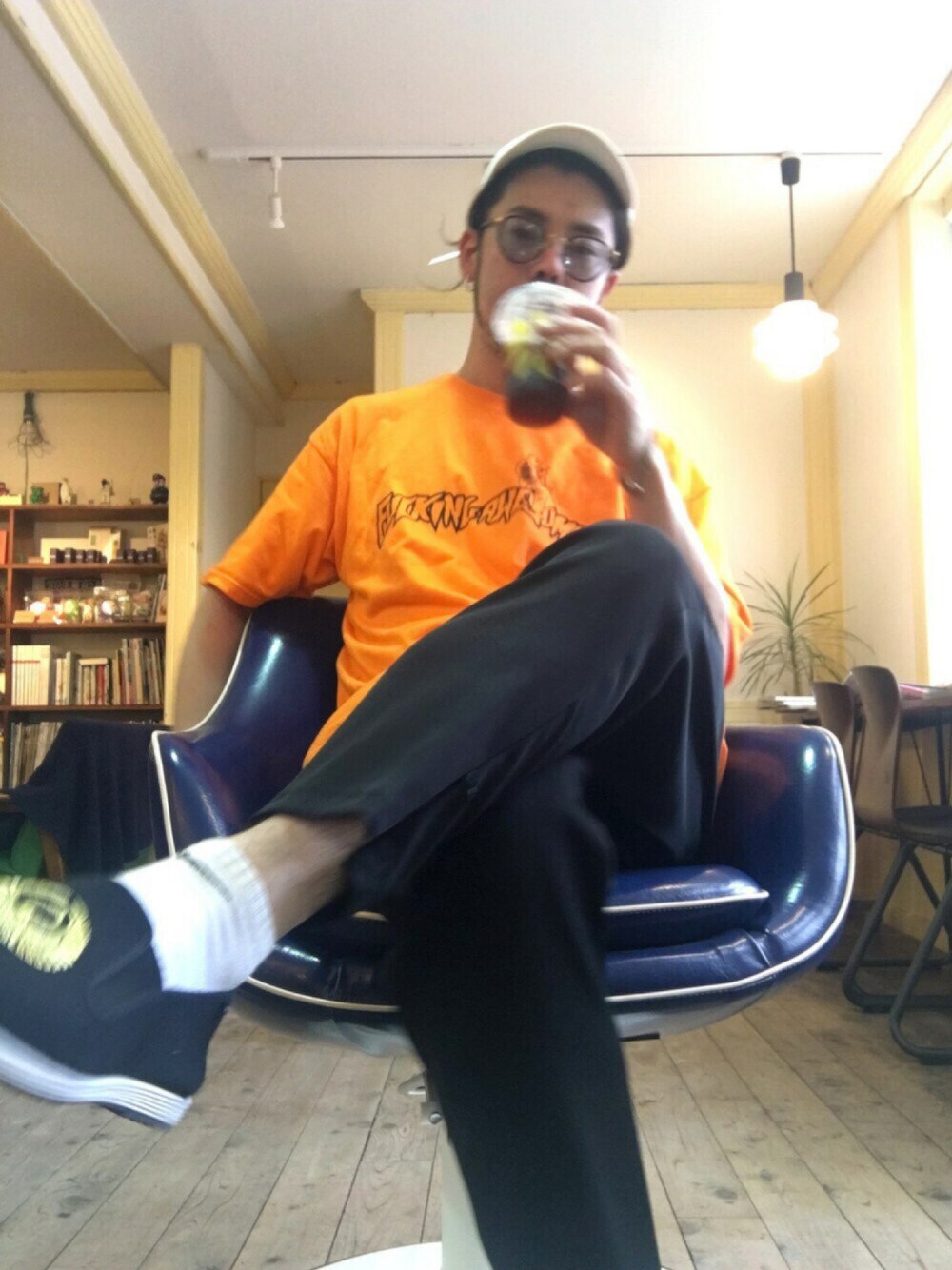 「Supreme のアイテム（その他シューズ、ブラック系）」を使った、minamigawaさん（メンズ・170cm）の夏コーディネートの1枚目の写真