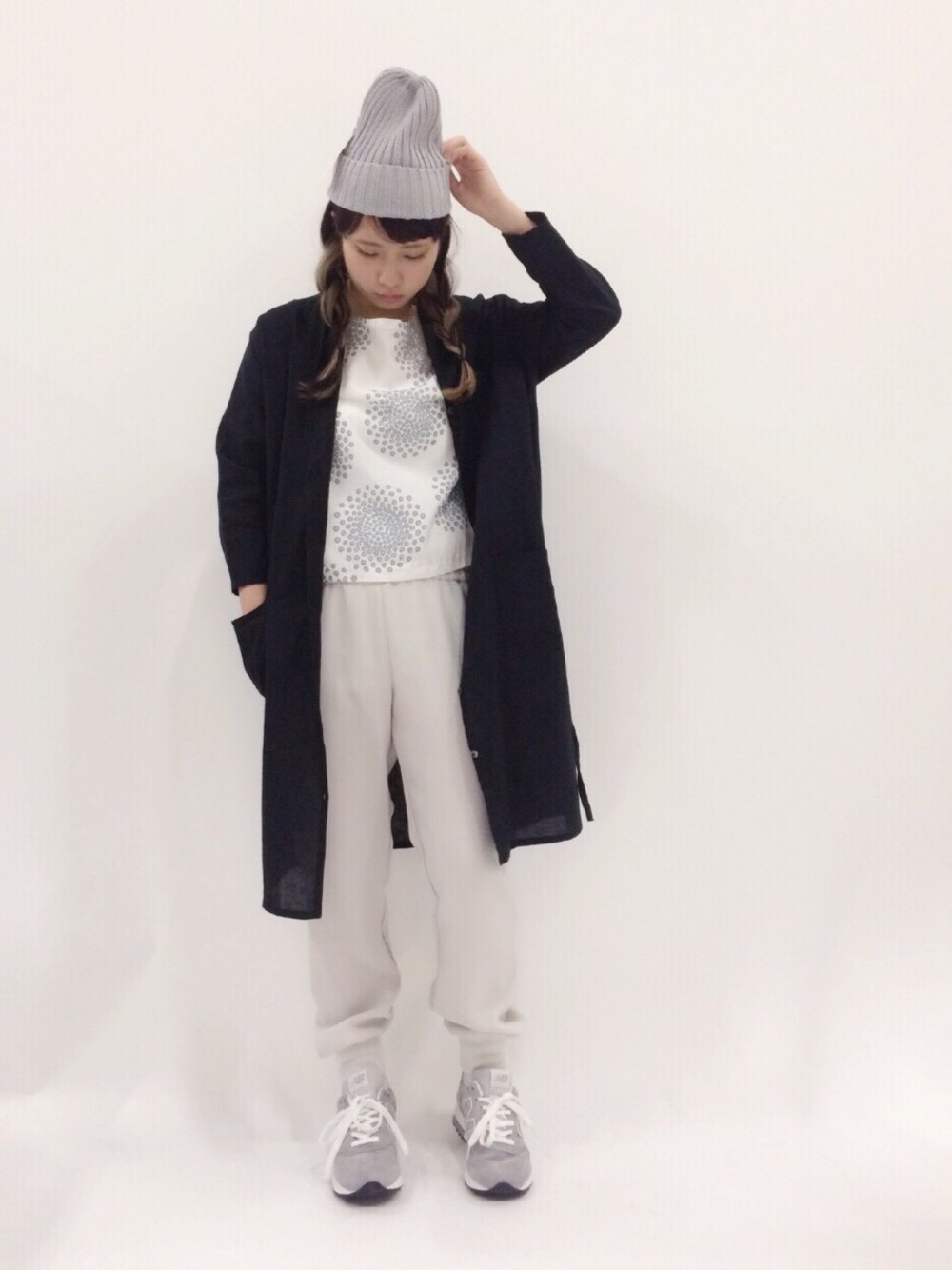 「リブパンツ、ニット帽、ニューバランス1400、ニューバランス、ネイビー×グレー、ロングコート、グレー×ホワイト、ゆるゆるコーデ、ゆるパンツ、ドット」｜「fig ＬondonのSi/Cﾋﾞｴﾗ水滴ﾄﾞｯﾄprﾎﾞｰﾄﾈｯｸBL（シャツ/ブラウス、グレー系）」を使った、あこさん（レディース・158cm）の春コーディネートの1枚目の写真