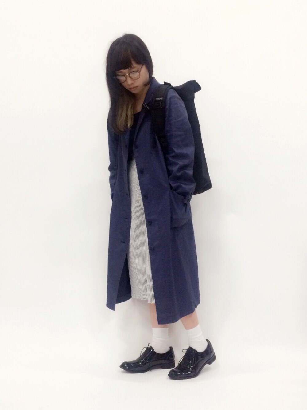 「でかリュック、チェスターコート、ダテメガネ、ガウチョパンツ、ストライプパンツ、ウエストイン、ホワイトソックス、ロングコート、黒ぶちメガネ、ハイウエスト」｜「MADEMOISELLE ROPE'の綿ラミーユッタリロングコート（チェスターコート、ブルー系）」を使った、あこさん（レディース・158cm）の春コーディネートの1枚目の写真