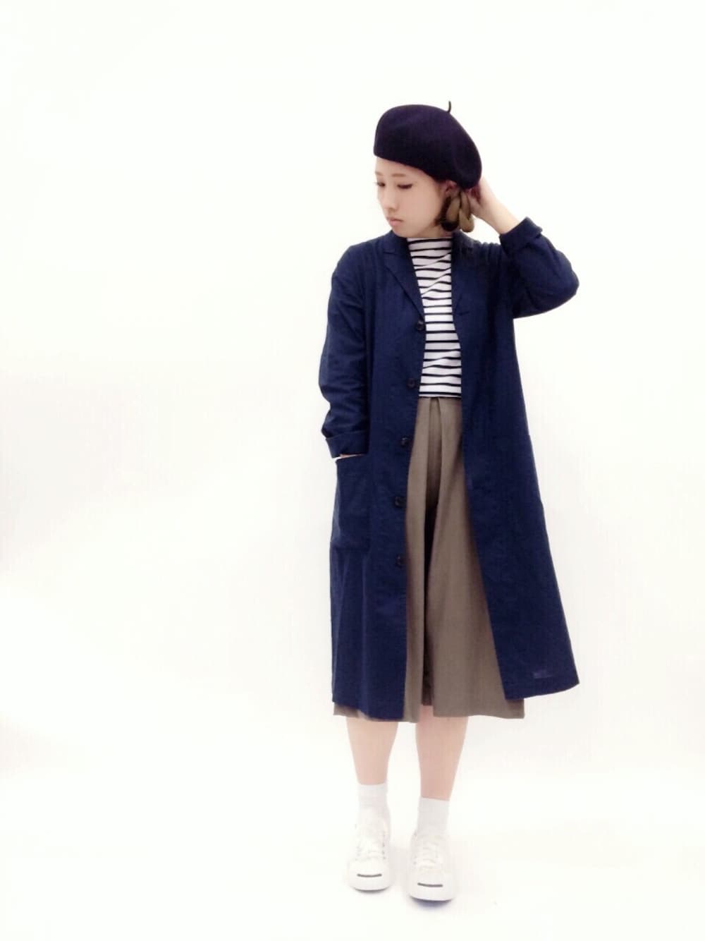 「ボーダー、ベレー帽、ロングコート、白ソックス、ロングジャケット、ジャックパーセル、ボーダートップス、ガウチョパンツ、カーキパンツ」｜「BEAUTY&YOUTH UNITED ARROWSのBBC C/LI SHOP COAT（その他アウター、ブルー系）」を使った、あこさん（レディース・158cm）の春コーディネートの1枚目の写真