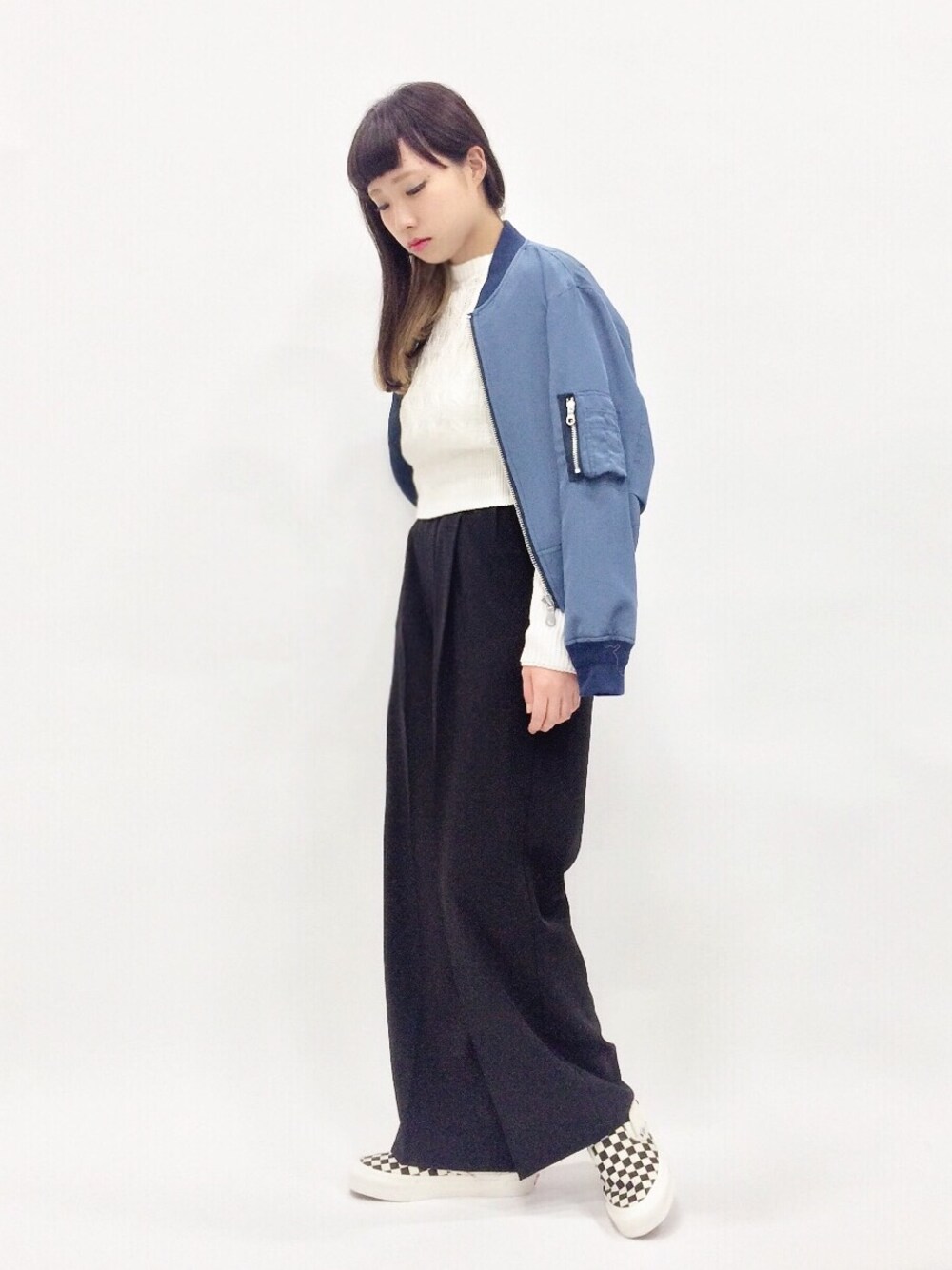 「ブルゾン、白トップス、白ニット、黒パンツ、タックパンツ、VANS、VANSのスニーカー、スリッポン、ピンクリップ、できる女風」｜「VANSのVANS OG CLASSIC SLIP ON LX CANVAS　（VANS）（スニーカー、その他）」を使った、あこさん（レディース・158cm）の春コーディネートの1枚目の写真