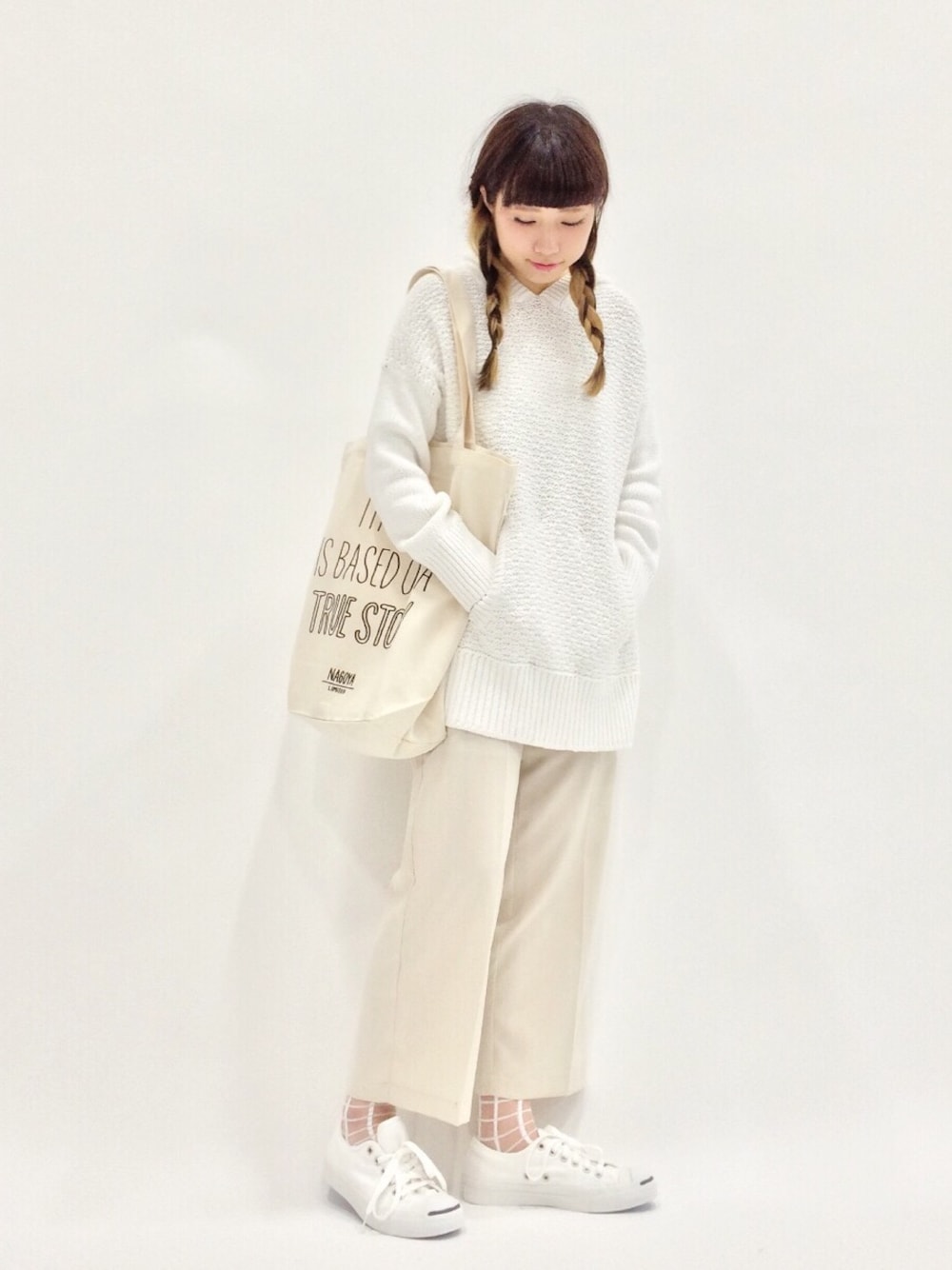 「センタープレス、ベージュパンツ、パーカー、エコバッグ、トートバッグ、ジャックパーセル、白スニーカー、シースルーソックス、白パーカー、オールホワイト」｜「BEAUTY&YOUTH UNITED ARROWSのr&b 13ADDIE HOODIE（ニット/セーター、ホワイト系）」を使った、あこさん（レディース・158cm）の春コーディネートの1枚目の写真