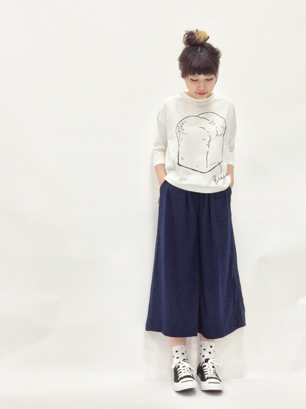 「ガウチョパンツ、食パン、ワイドパンツ、ドット柄、水玉ソックス、ジャックパーセル、スニーカー×靴下、ゆるコーデ、おさんぽ」｜「mysty womanの9分丈ガウチョパンツ（その他パンツ、ブルー系）」を使った、あこさん（レディース・158cm）の春コーディネートの1枚目の写真