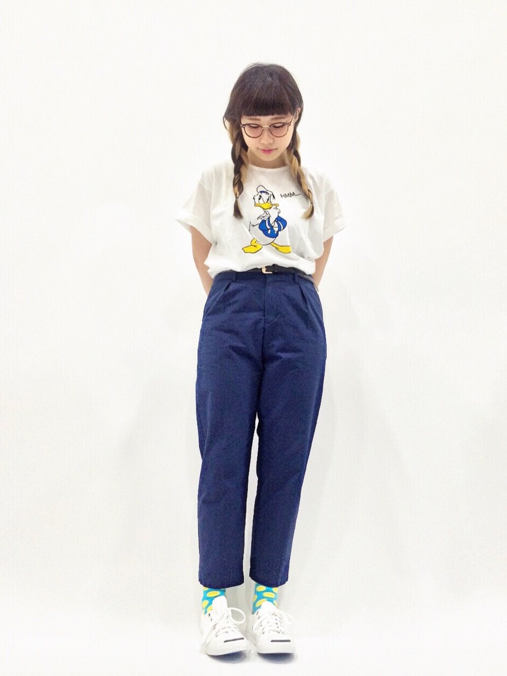 「キャラT、ディズニー、ﾄﾞﾅﾙﾄﾞﾀﾞｯｸ、白Tシャツ、水玉ソックス、青×白、ジャックパーセル、白スニーカー、ダテメガネ、トップスイン」｜「Disneyの袖ロールＵＰディズニーＴ／フラッシュリポート／ＦＬＡＳＨ　ＲＥＰＯＲＴ（Tシャツ/カットソー、その他）」を使った、あこさん（レディース・158cm）の春コーディネートの1枚目の写真