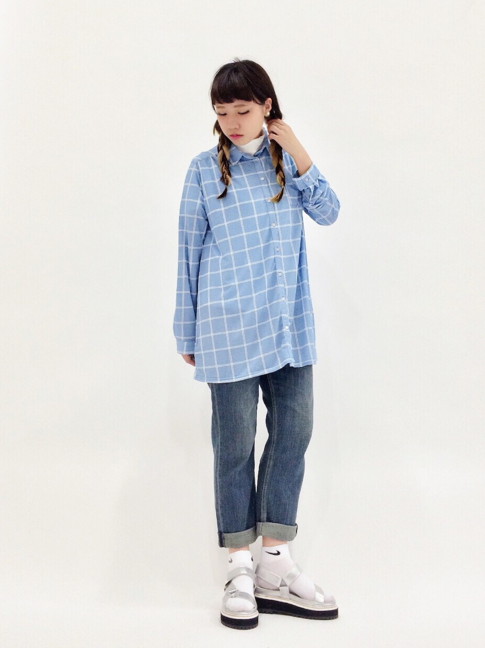 シルバー系のサンダル、ブルー系のシャツ/ブラウス、ホワイト系のTシャツ/カットソーを着用したレディースの春コーディネートの1枚目の写真