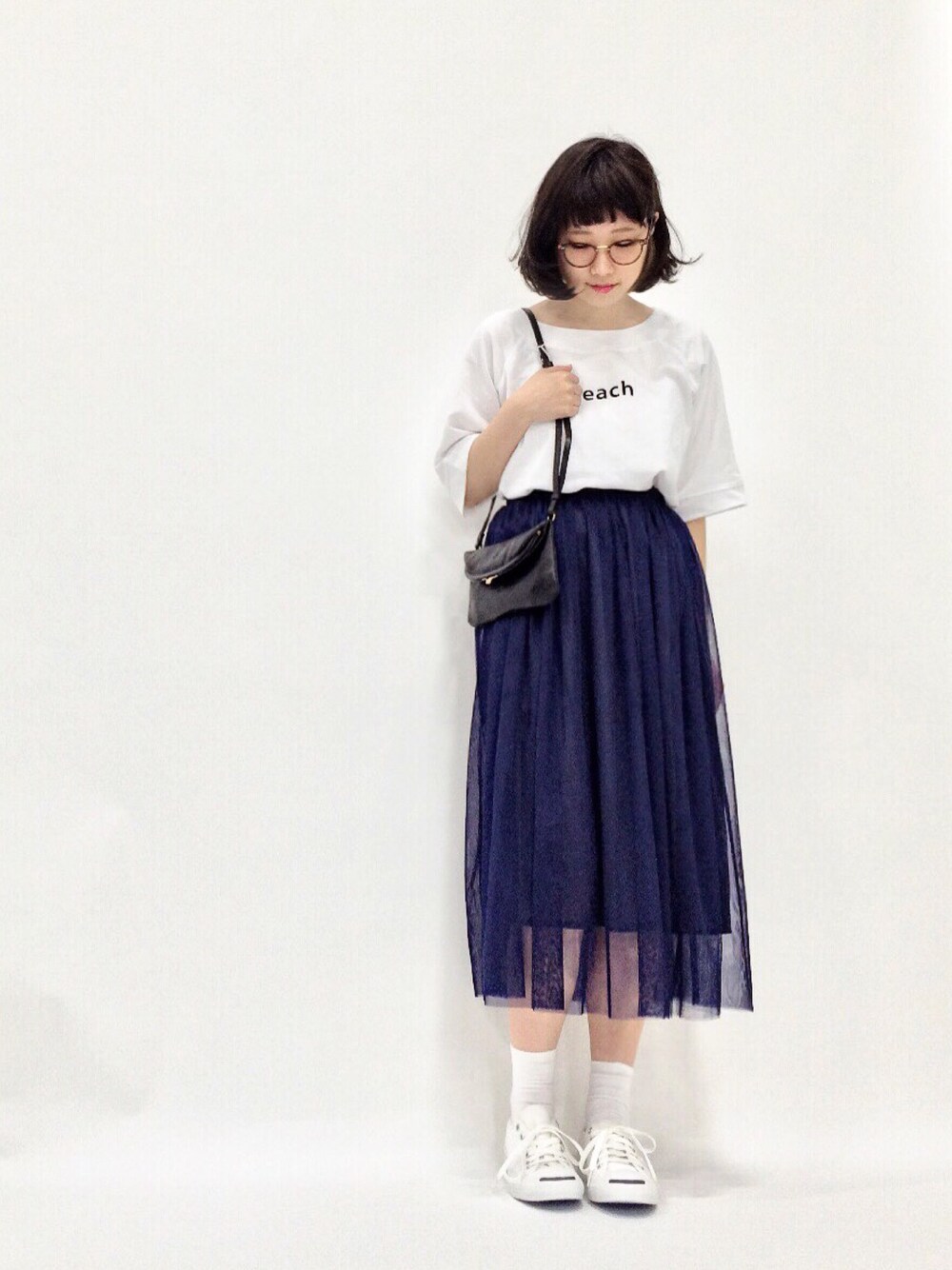 「ダテメガネ、チュールスカート、ロングスカート、白Tシャツ、ロゴT、トップスイン、ジャックパーセル、白ソックス、白スニーカー、ポシェット」｜「IL BISONTEのIL BISONTE / Shoulder Bag（ショルダーバッグ、ブラック系）」を使った、あこさん（レディース・158cm）の春コーディネートの1枚目の写真