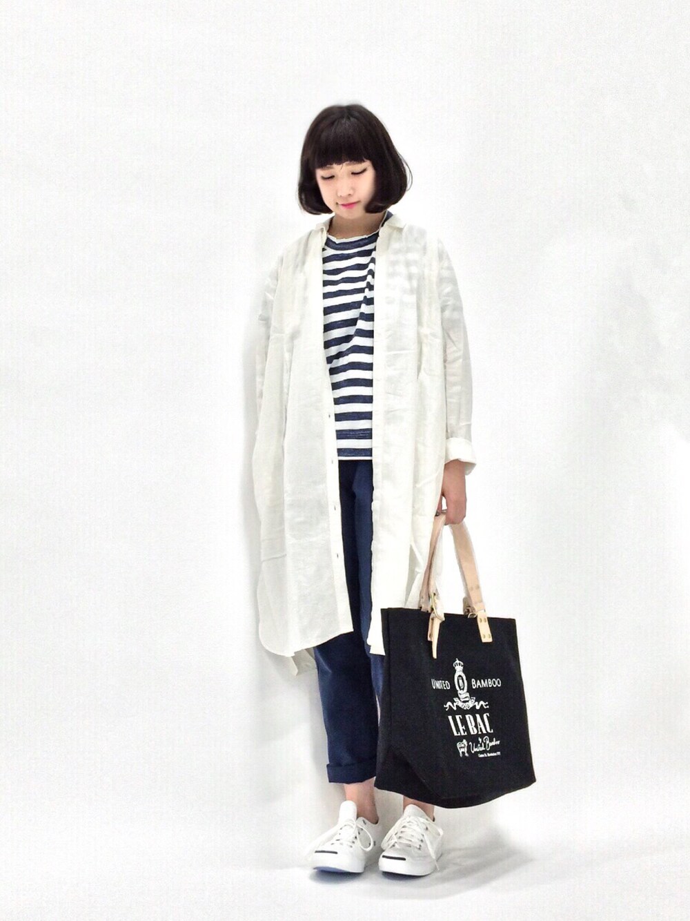「ロングシャツ、白シャツ、リネンシャツ、ボーダートップス、テーパードパンツ、トートバッグ、ジャックパーセル、白スニーカー」｜「united bambooの［LE BAC］クラシックトートバッグ（トートバッグ、ブラック系）」を使った、あこさん（レディース・158cm）の春コーディネートの1枚目の写真