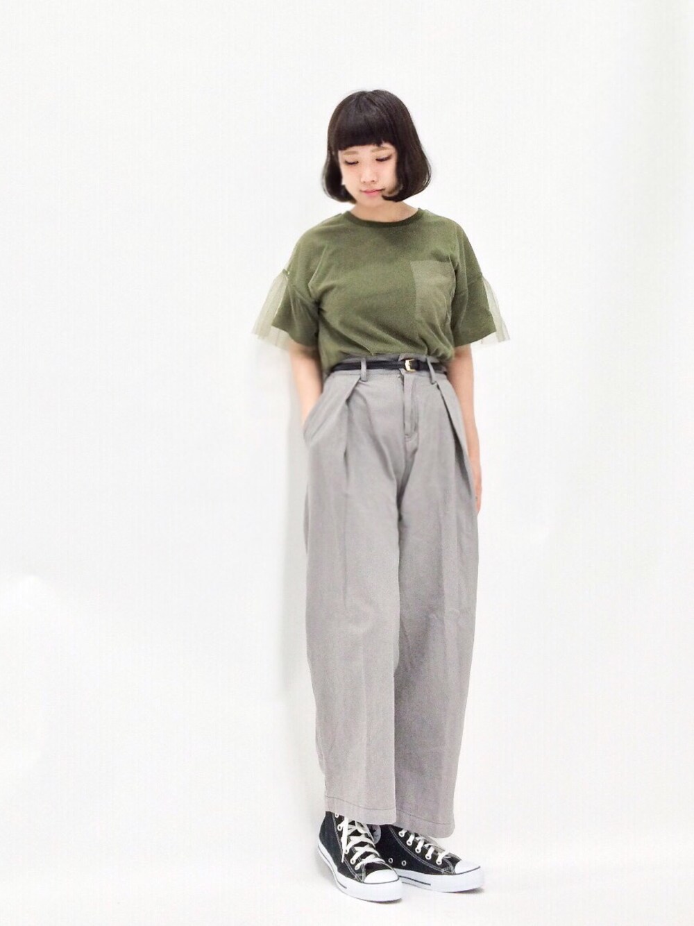 「カーキ、チュール、トップスイン、タックパンツ、グレーパンツ、ワイドパンツ、コンバース、ハイカットスニーカー、コンバース オールスター」｜「Chille anapのANAP/アナップ CHILLE 異素材2枚仕立てTOP（Tシャツ/カットソー、グリーン系）」を使った、あこさん（レディース・158cm）の春コーディネートの1枚目の写真