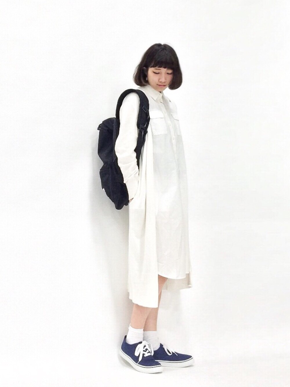 「ワンピース、バックパック、ロングシャツ、スニーカーコーデ、シャツワンピ、ロングカーディガン、黒リュック、ローテクスニーカー、スニーカー×靴下、ワンピース×スニーカー」｜「VISION STREET WEARのVISION STREET WEAR / 1Pバックパック （バックパック/リュック、ブラック系）」を使った、あこさん（レディース・158cm）の春コーディネートの1枚目の写真