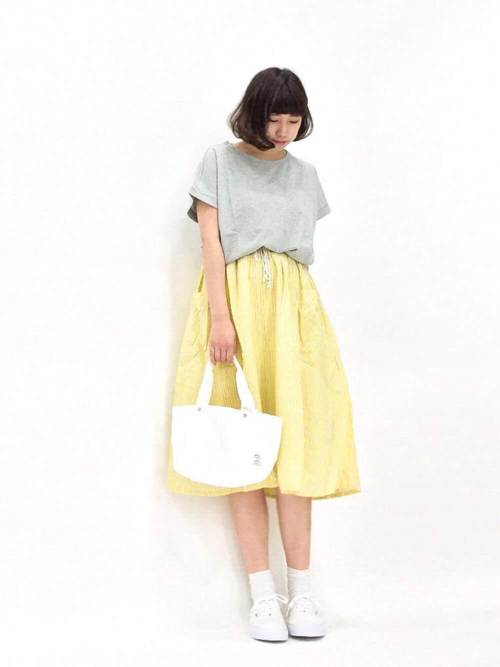 「ギャザースカート、スカート、黄色スカート、グレーTシャツ、Tシャツ、Tシャツ×スカート、白ソックス、VANSのスニーカー、スニーカー×靴下、トートバッグ」｜「Uncut BoundのRinajour (リナジュール）　フランダースリネンプレミアム トートバッグ　（9950）（トートバッグ、ホワイト系）」を使った、あこさん（レディース・158cm）の春コーディネートの1枚目の写真