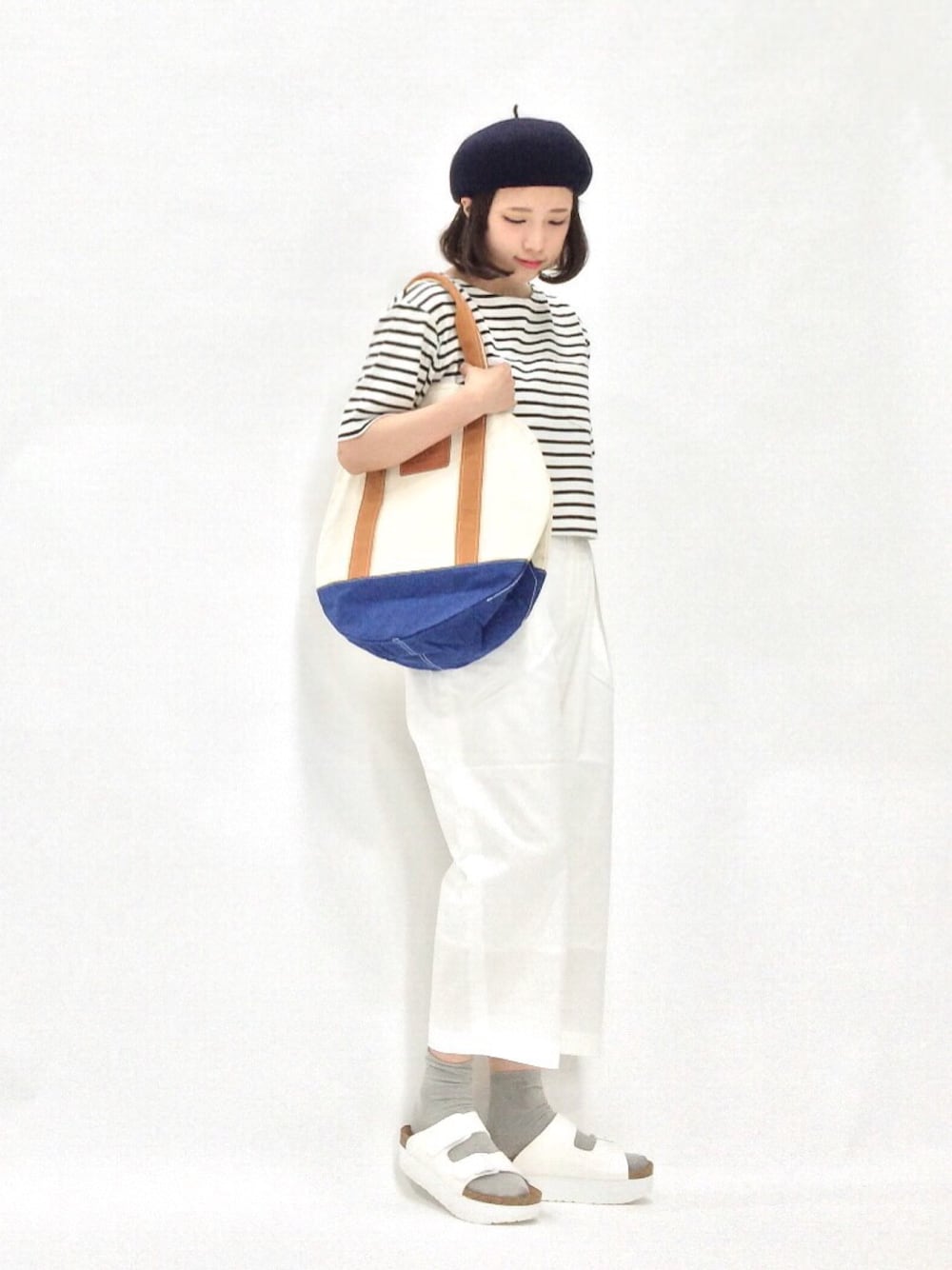 「トートバッグ、ベレー帽、ワイドパンツ、白パンツ、ボーダートップス、キャンバストート、厚底サンダル、ショート丈トップス、サンダルに靴下、半端丈パンツ」｜「LOWRYS FARMのコットンポケショートプルオーバーショートスリーブ　565061（Tシャツ/カットソー、ホワイト系）」を使った、あこさん（レディース・158cm）の春コーディネートの1枚目の写真