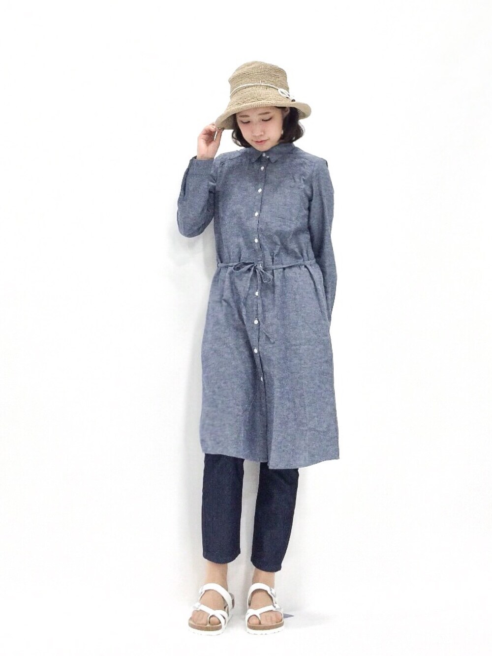 「ロングシャツ、ダンガリーシャツ、ビルケンシュトック、デニムパンツ、birkenstock、サンダル、シャツワンピ、ストローハット、ワンピース×デニム、むぎわら帽子」｜「and it_の綿麻ダンガリーロングシャツワンピース（シャツワンピース、ブルー系）」を使った、あこさん（レディース・158cm）の夏コーディネートの1枚目の写真