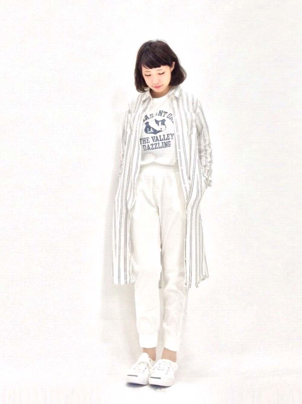 「Tシャツ、ロングシャツ、白スニーカー、ストライプシャツ、オールホワイト、ジャックパーセル、ホワイトパンツ、リラックスパンツ、シャツスタイル」｜「DOUBLE NAMEのストレッチジョガーパンツ（その他パンツ、ホワイト系）」を使った、あこさん（レディース・158cm）の夏コーディネートの1枚目の写真
