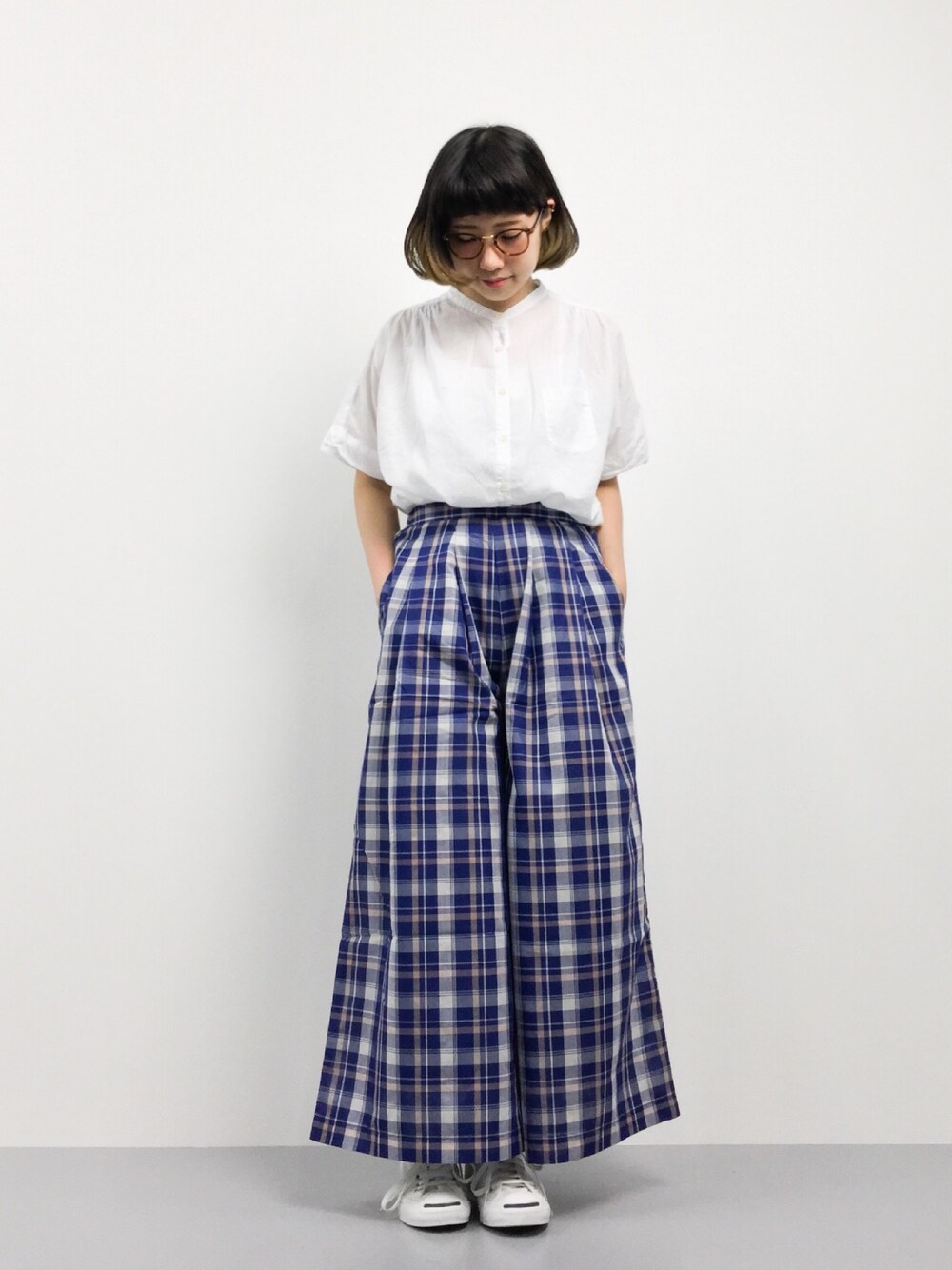 「チェックパンツ、柄パンツ、ワイドパンツ、白シャツ、スタンドカラー、ダテメガネ、ジャックパーセル、白、ZOZO夏セール2015、ネイビー×ホワイト」｜「niko and...のコットンガーゼスタンドチュニック【niko and...】（チュニック、ホワイト系）」を使った、あこさん（レディース・158cm）の夏コーディネートの1枚目の写真