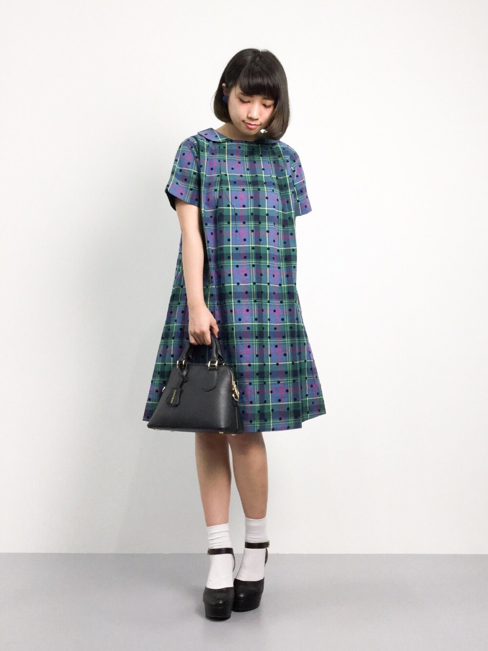 「チェック、ワンピース、パンプス、ドット、ヒール、白ソックス、ボストンバック、ヒール×靴下」｜「POU DOU DOUのドットフロッキーチェック衿付きワンピース（ワンピース、ブルー系）」を使った、あこさん（レディース・158cm）の夏コーディネートの1枚目の写真