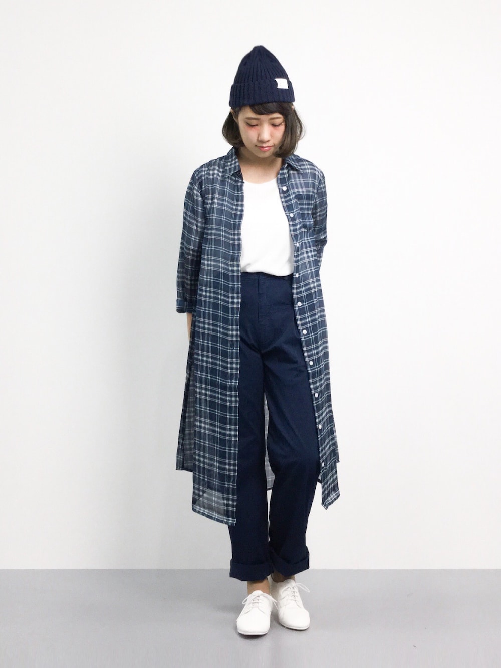「カジュアル、ニット帽、秋のコーデ、ワイドパンツ、シャツワンピ、チェックワンピース、パンツスタイル、マニッシュシューズ、ネイビー×白、シフォンシャツ」｜「WEGOのWEGO/シフォンシャツワンピース（シャツワンピース、グリーン系）」を使った、あこさん（レディース・158cm）の夏コーディネートの1枚目の写真