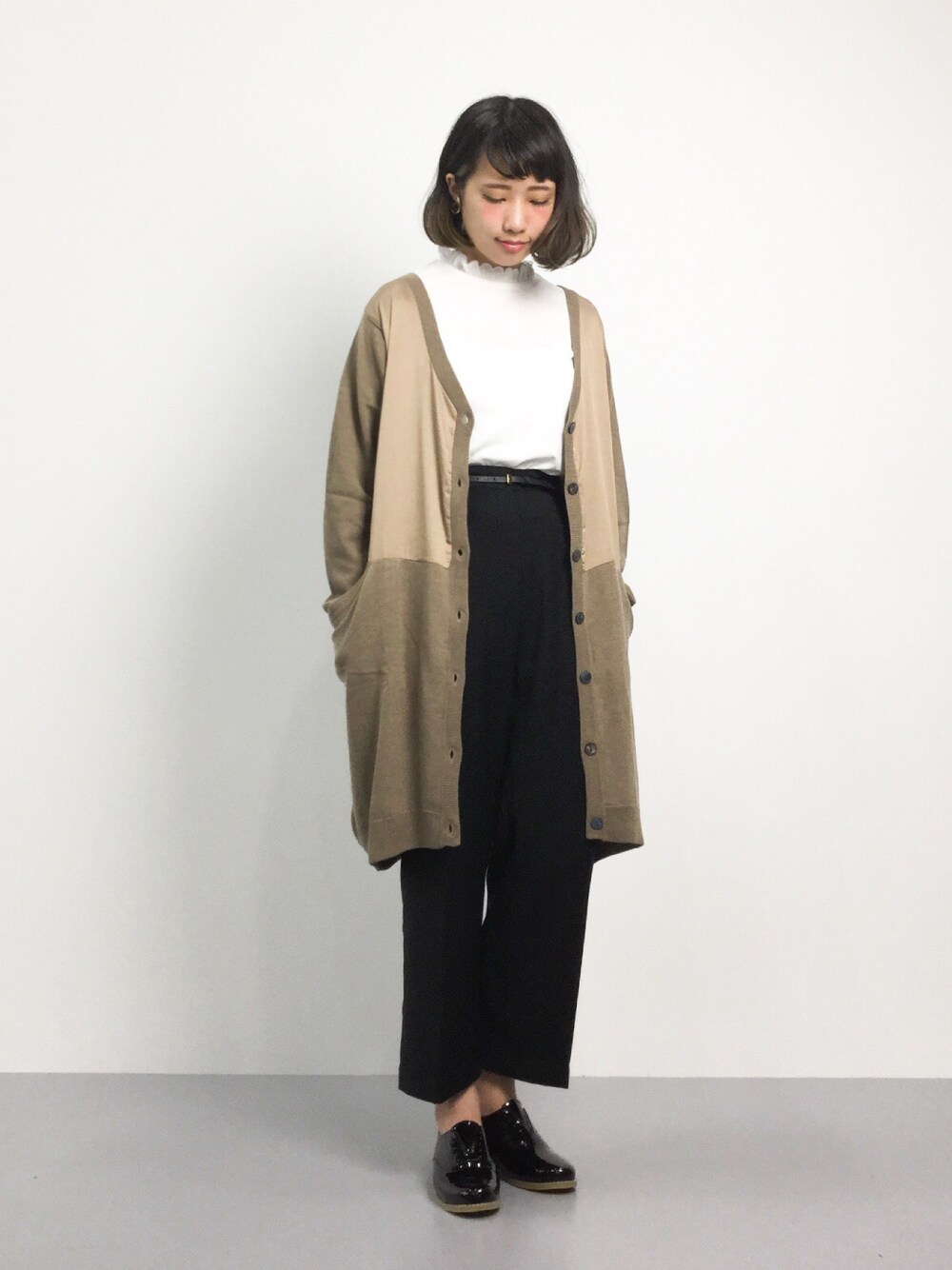 「カーディガン、秋のコーデ、ロングカーディガン、レインシューズ、ウエストイン、白ブラウス、マニッシュシューズ、秋、秋の新作」｜「Kastaneの【Kastane】衿フリルプルオーバー（Tシャツ/カットソー、ホワイト系）」を使った、あこさん（レディース・158cm）の夏コーディネートの1枚目の写真