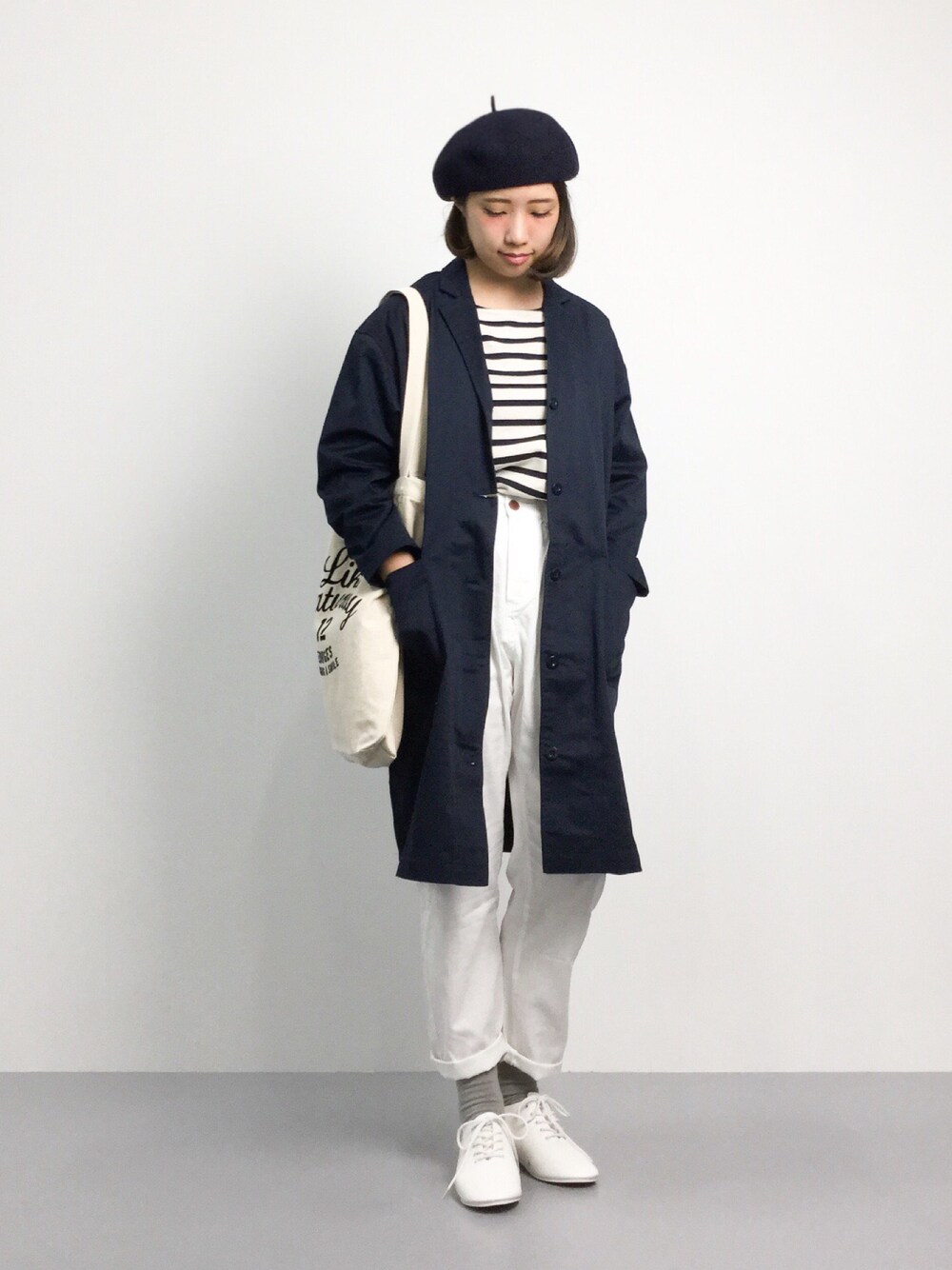 ブルー系のその他アウター、ホワイト系のその他パンツ、ホワイト系のTシャツ/カットソーを着用したレディースの夏コーディネートの1枚目の写真