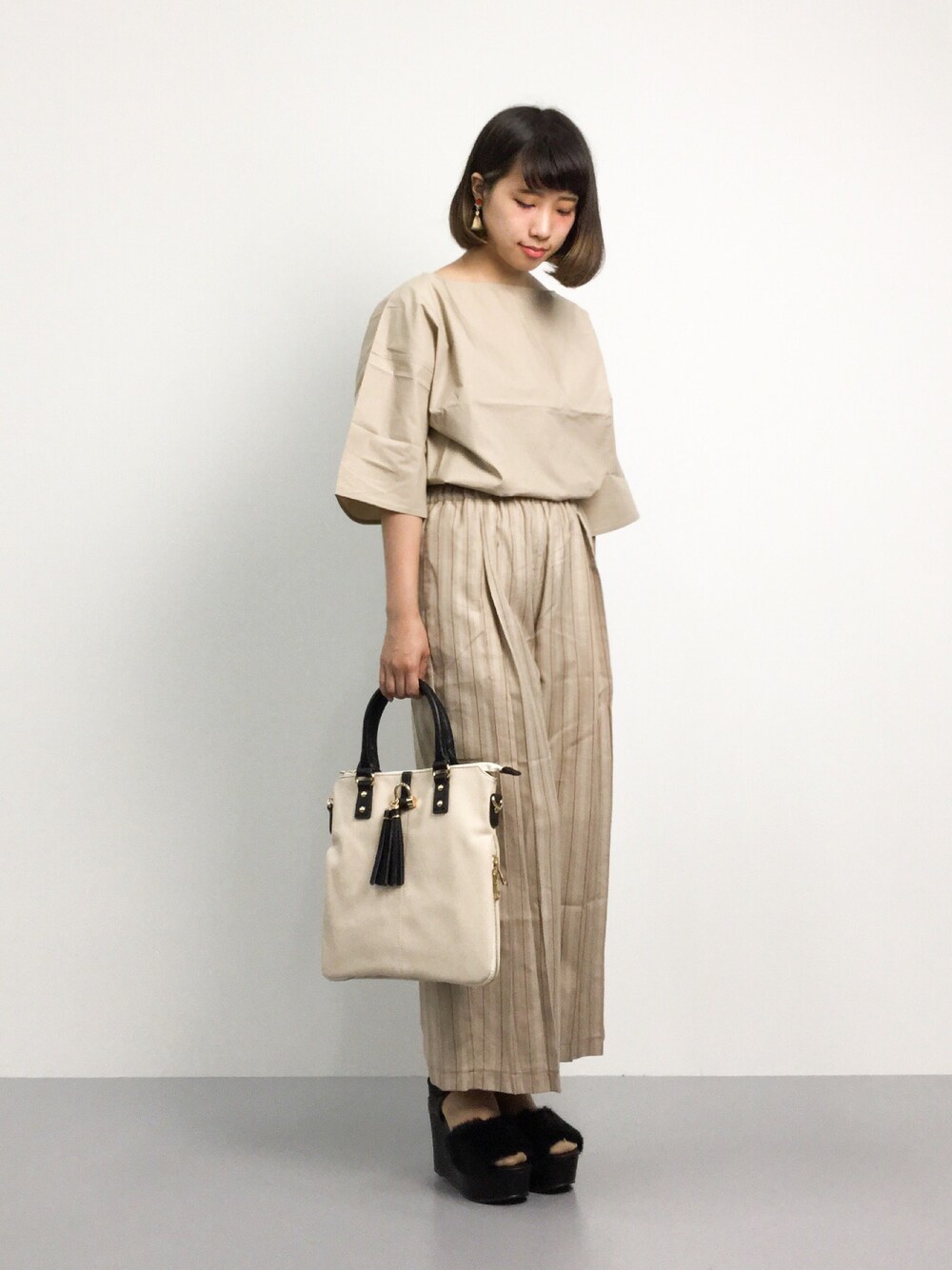 「トートバッグ、パンツ、ベージュ、ワイドパンツ、ストライプパンツ、厚底、パンツスタイル、ファー小物、ベージュコーデ、厚底サンダル」｜「KBFのKBF+ ワイドトップス（Tシャツ/カットソー、ベージュ系）」を使った、あこさん（レディース・158cm）の夏コーディネートの1枚目の写真