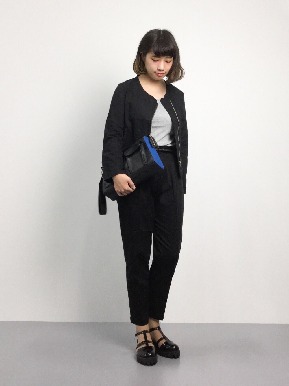 「ジャケット、パンツ、ブラック、クラッチバッグ、秋のコーデ、ノーカラー、黒、ヒール、ノーカラージャケット、パンツスタイル」｜「PLAIN CLOTHINGの【PLAIN CLOTHING】ノーカラージップジャケット（ノーカラージャケット、ブラック系）」を使った、あこさん（レディース・158cm）の夏コーディネートの1枚目の写真