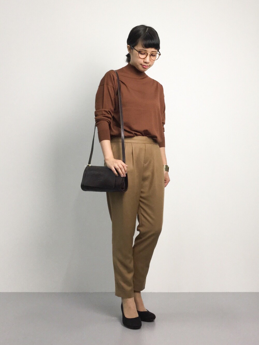 「パンツ、ショルダーバッグ、めがね、タートルネック、ヒール、キャメル、イージーパンツ、ウエストイン、秋服、秋コーデ」｜「Morris & Sonsの【Morris & Sons】モックネックプルオーバーセーター（ニット/セーター、ブラウン系）」を使った、あこさん（レディース・158cm）の夏コーディネートの1枚目の写真