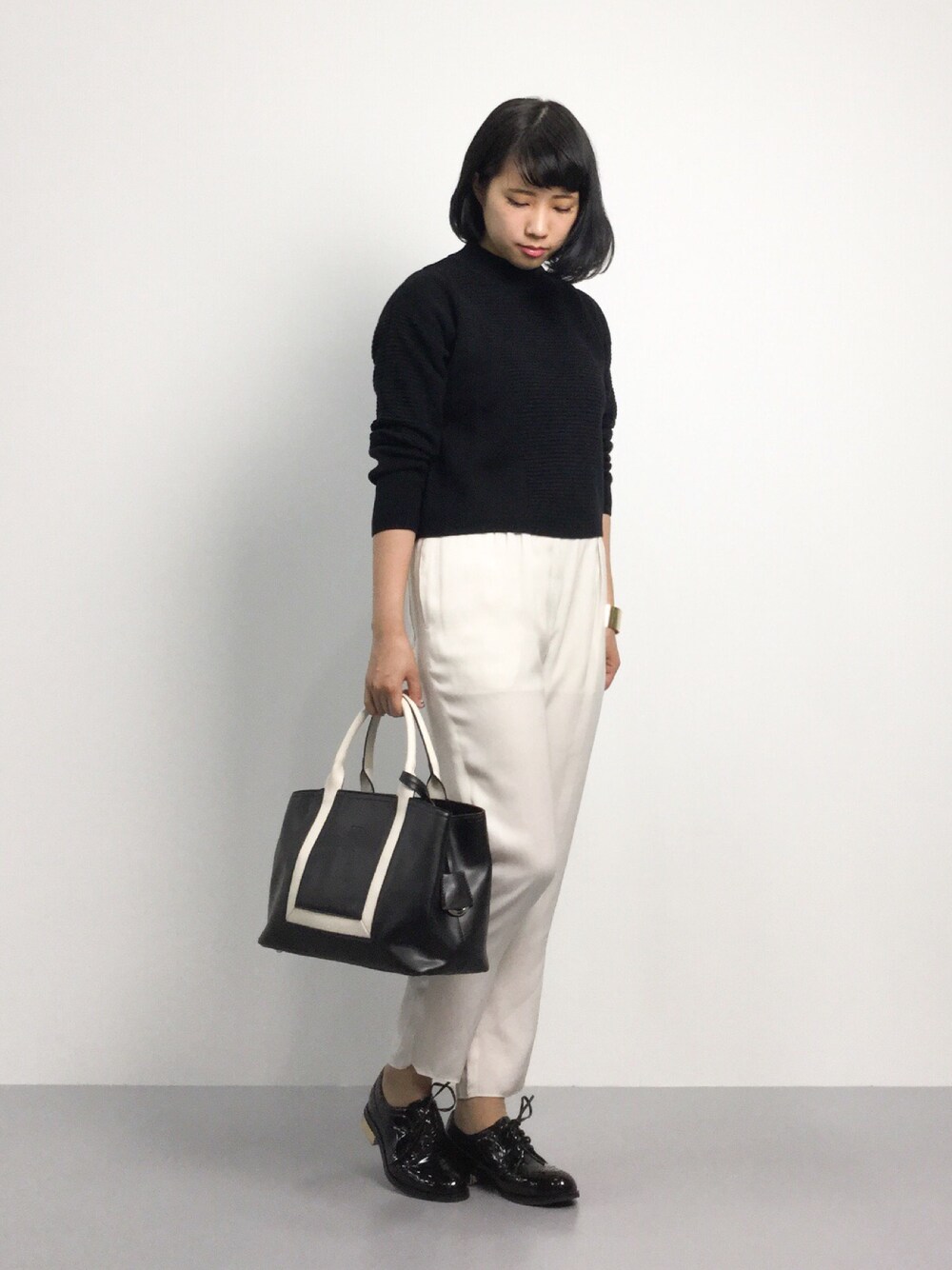 「ニット、トートバッグ、パンツ、ハイネック、モノトーン、レースアップシューズ、イージーパンツ、ホワイトパンツ、秋服、秋コーデ」｜「A part byの１２ＧＡＣＲリップルハイネック　568913 （ニット/セーター、ブラック系）」を使った、あこさん（レディース・158cm）の夏コーディネートの1枚目の写真