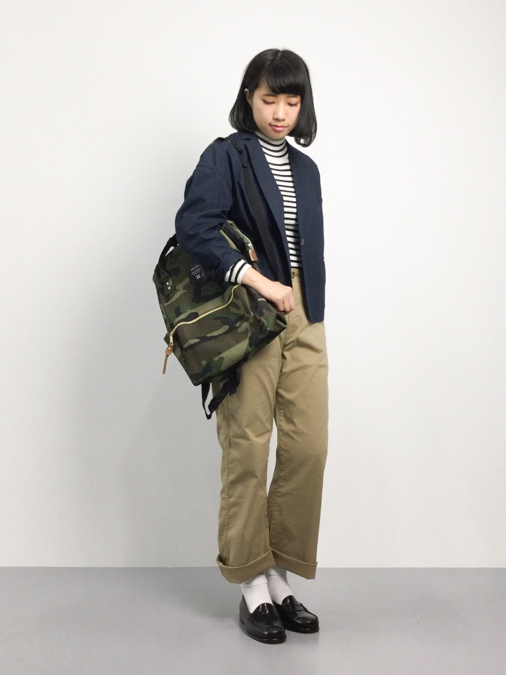 「ジャケット、パンツ、ボーイッシュ、バックパック、ローファー、ハイネック、迷彩、タートルネック、ボーダートップス、秋服」｜「WEGOのWEGO/リブハイネックセーター（ニット/セーター、ホワイト系）」を使った、あこさん（レディース・158cm）の夏コーディネートの1枚目の写真